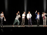 オープニングで、大きな会場にはしゃぐ、トップリード、マシンガンズ、三四郎（左から）。