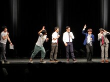 オープニングで、大きな会場にはしゃぐ、トップリード、マシンガンズ、三四郎（左から）。