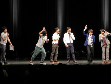 オープニングで、大きな会場にはしゃぐ、トップリード、マシンガンズ、三四郎（左から）。