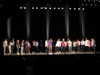 K-PRO10周年記念興行第8弾「～K-PRO BEST LIVE～『行列の先頭26 in 赤坂BLITZ』」エンディングの様子。中央は飯塚にツッコまれた豊本。