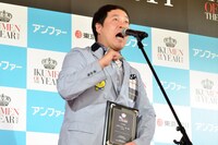 「俺だ俺だ俺だ！」を披露するタカアンドトシ・タカ。