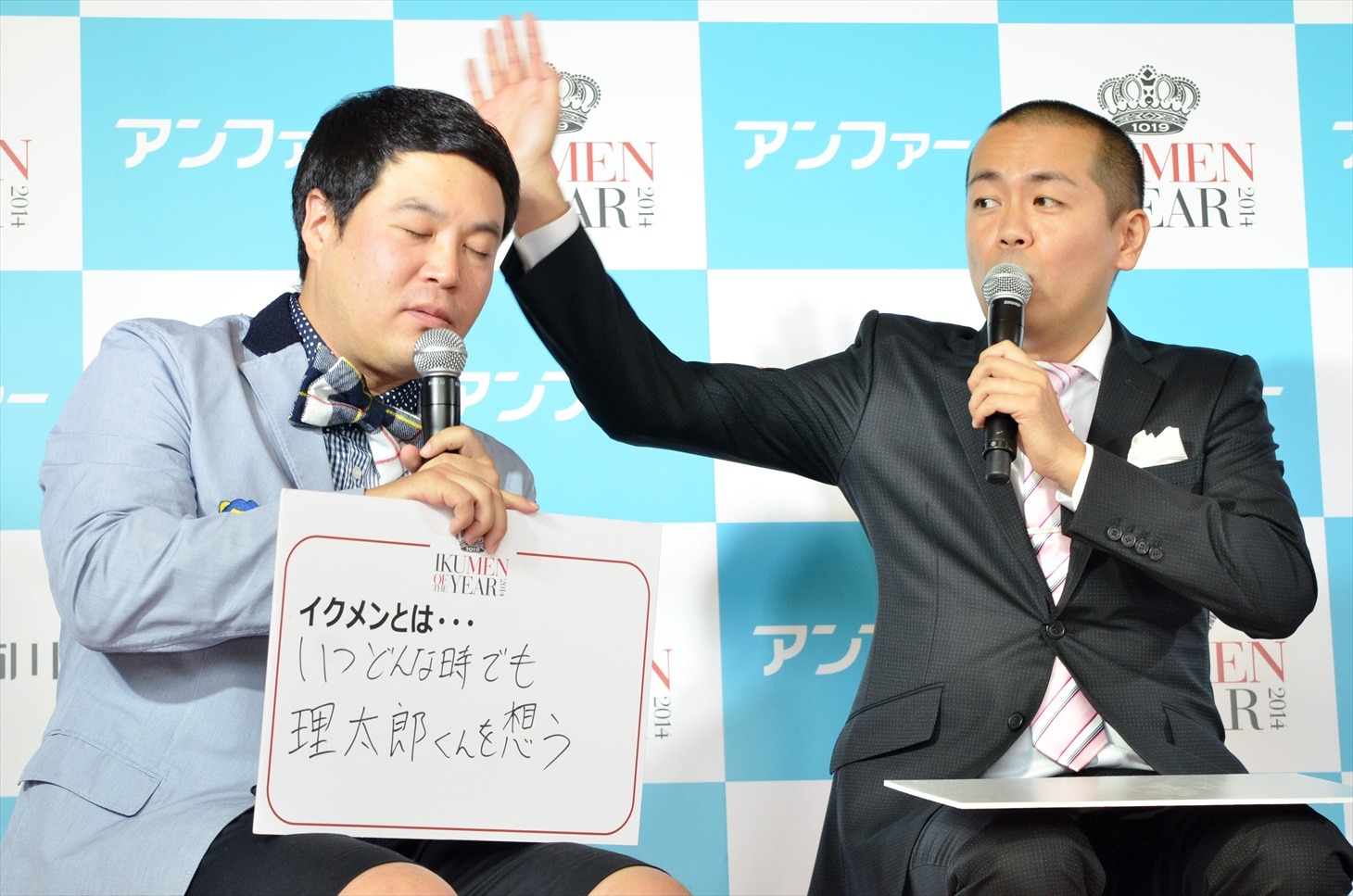 タカ（左）のボケにツッコミを入れるトシ（右）。