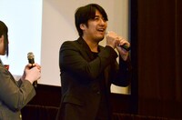 劇団ひとりのリクエストに応じ、マイクを両手で持って挨拶する佐久間宣行監督。