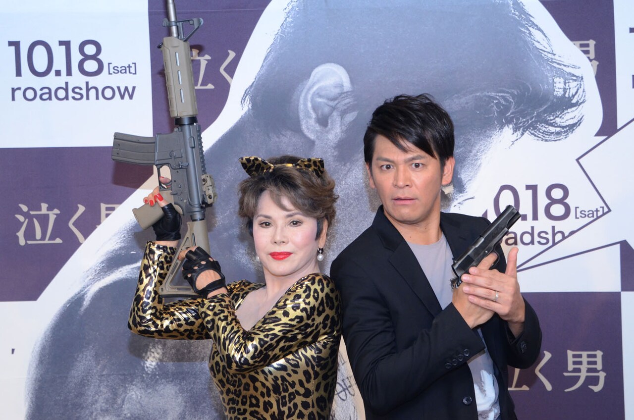 映画「泣く男」公開直前イベントに登場したデヴィ夫人、ますだおかだ岡田（左から）。