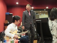 なぜか必要のないギターを持ってきて「あったかいんだからあ」を弾けるよう練習する佐藤。