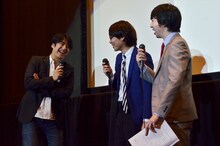 三四郎と、佐久間宣行監督（左）。