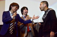 島崎映次（右）になにかと絡まれる三四郎・小宮（左）。