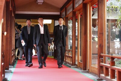 「京都国際映画祭」のオープニングセレモニーでレッドカーペットに登場した（左から）木村祐一、哀川翔、品川庄司・品川。