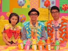 「オサレもん」MCのおぎやはぎと松岡茉優。