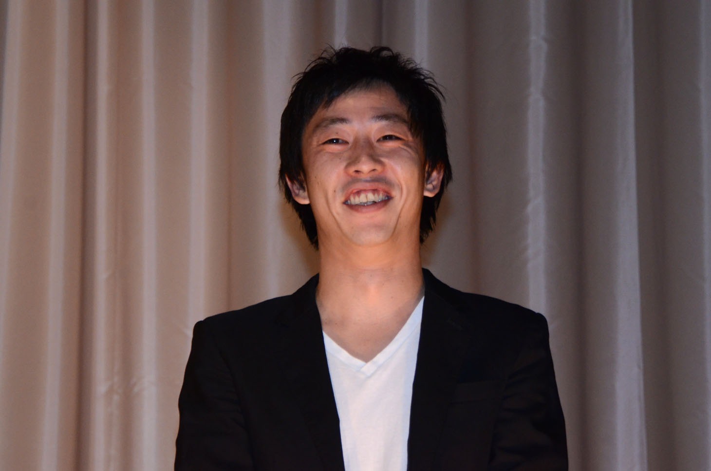 映画「いつかの、玄関たちと、」の初日舞台挨拶に登壇したさらば青春の光・森田。