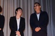 キャストの森田、阿藤快（左から）。