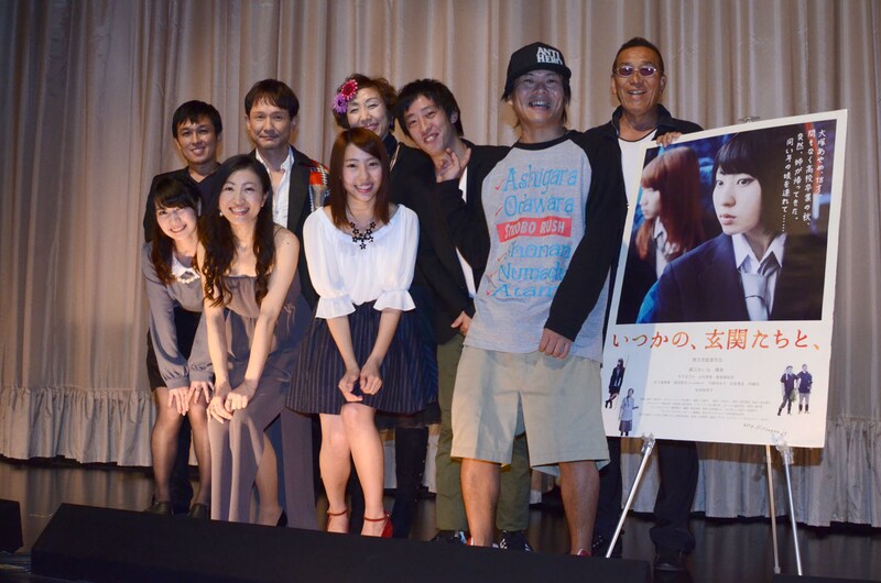 映画「いつかの、玄関たちと、」の初日舞台挨拶に登壇したさらば青春の光・森田（後列右から2人目）ら。