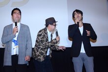 佐久間監督をくすぐろうとするおぎやはぎ矢作（中央）。