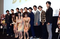 「ファン感謝祭」を行った（後列左から）バナナマン、福士誠治、安井順平、劇団ひとり、中尾明慶、おぎやはぎ、佐久間宣行監督、（前列左から）白石茉莉奈、上原亜衣、小島みなみ。