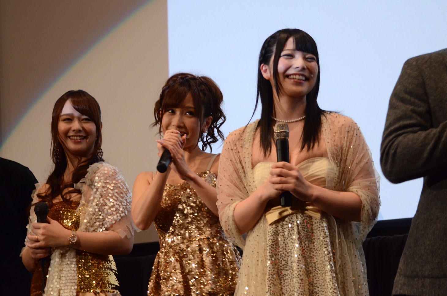 （左から）白石茉莉、小島みなみ、上原亜衣。