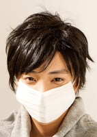 モノマネメイクで向井理に扮装する、ざわちん。