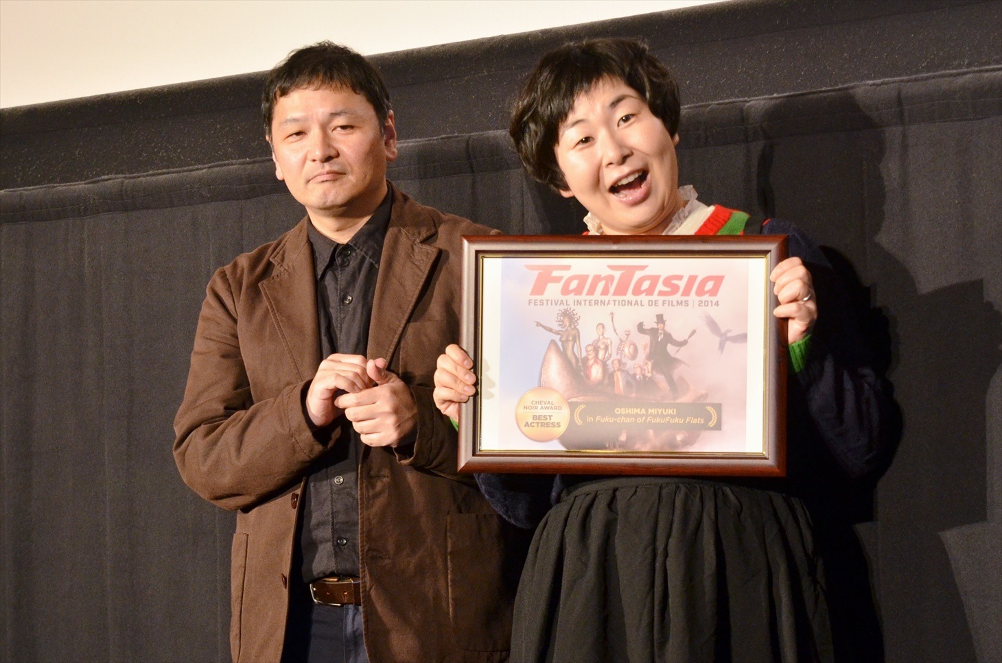 ファンタジア国際映画祭の「最優秀主演女優賞」の賞状を手にする森三中・大島（右）と、藤田容介監督（左）。