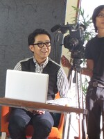 CM撮影中の矢作。