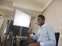 CM撮影中のアイク。