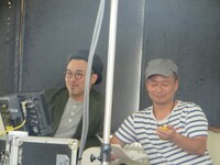 オークラとシオプロ塩谷社長（左から）。