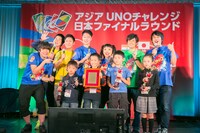 決勝に勝ち残った4人を表彰する芸人たち。
