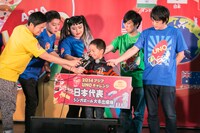 優勝した隼士くんにマイクを向ける。