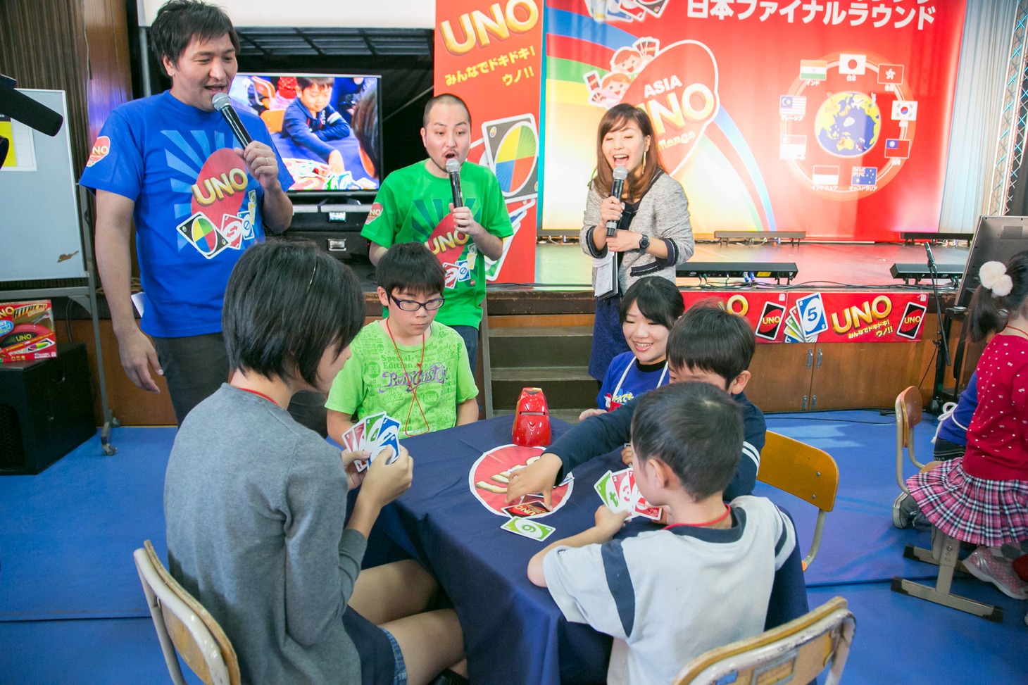 準決勝の様子をレポートするスリムクラブ。
