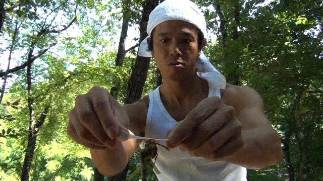 「トコトン掘り下げ隊！生き物にサンキュー!!」でスズメバチを追う品川庄司・庄司。(c)TBS