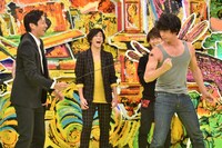 スタジオのチュートリアル徳井（手前左）、品川庄司・庄司（手前右）。(c)TBS