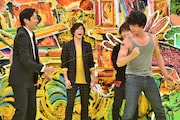 スタジオのチュートリアル徳井(手前左)、品川庄司・庄司(手前右)。(c)TBS