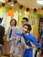 ロケを盛り上げるヨイショマン。