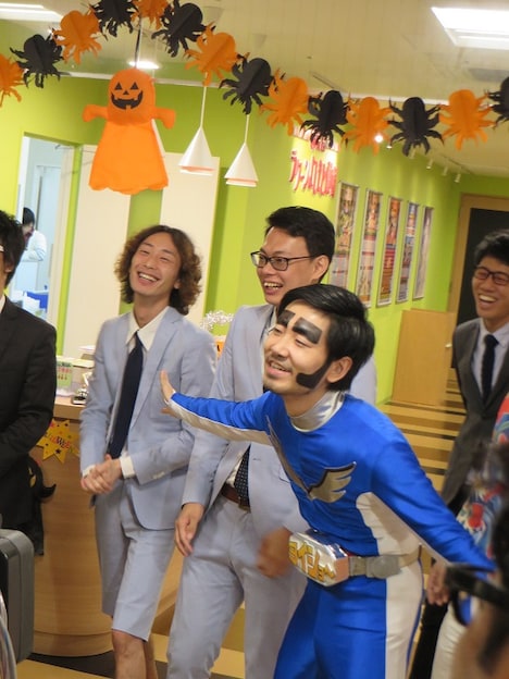 ロケを盛り上げるヨイショマン。