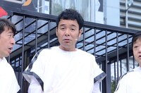 ライオンと対面して表情を曇らせる肥後（中央）。