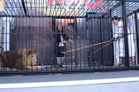 差し出した風船を割られ、驚く寺門。