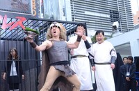 優勝賞品の肉を手に入れた寺門。