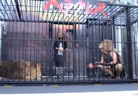 一緒にイベントを盛り上げたライオンに肉をやる寺門。