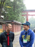 埼玉・氷川神社前で始まったロケの様子。