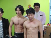 肉体美をアピールするマヂカルラブリー野田クリスタル（左）とブロードキャスト!!吉村（右）。