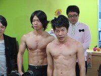 肉体美をアピールするマヂカルラブリー野田クリスタル（左）とブロードキャスト!!吉村（右）。