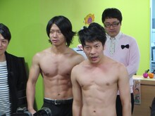 肉体美をアピールするマヂカルラブリー野田クリスタル（左）とブロードキャスト!!吉村（右）。