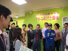 記者の少なさに驚く千鳥。