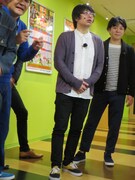 靴の色と床の色が奇跡的にピッタリ一緒だった犬の心・押見。顔のほくろは千鳥・大悟の手書き。