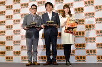 （左から）宮川大輔、株式会社吉野家の代表取締役社長・河村泰貴、安めぐみ。