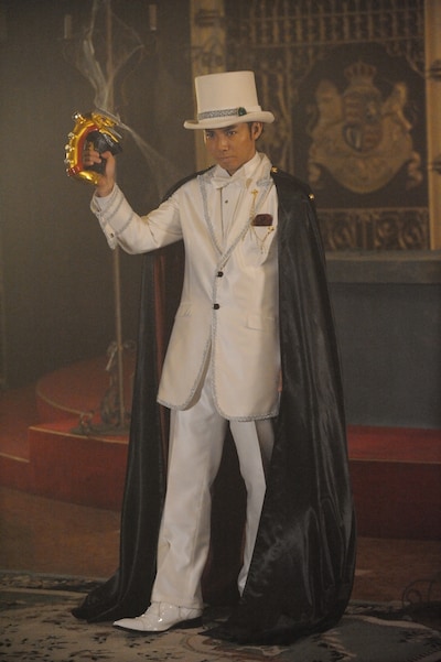 映画「仮面ライダー×仮面ライダー ドライブ＆鎧武 MOVIE大戦フルスロットル」で、ゾルーク東条に扮するピース綾部。(c)2014「ドライブ＆鎧武」製作委員会 (c)石森プロ・テレビ朝日・ADK・東映