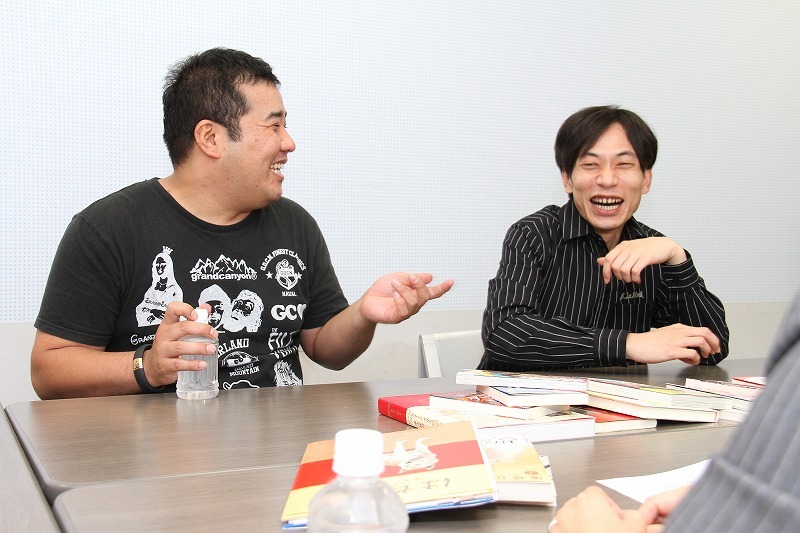 「本のコンシェルジュに聞いた掘り出し物すぎる本BEST5」について話し合うインパルス。