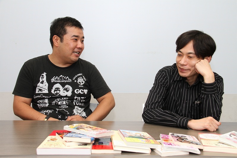 「本のコンシェルジュに聞いた掘り出し物すぎる本BEST5」について話し合うインパルス。
