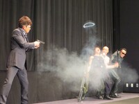 哀川の銃撃シーンに挑戦するプチ・ブル―ス、スタスタローン、カステラ一番。