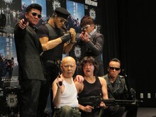 「エクスペンダブルズ3」試写会イベントに登場した、プチ・ブル―ス、スタスタローン、カステラ一番（下段左から）。上段左は小沢仁志、上段右は哀川翔。