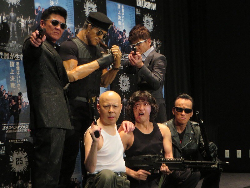 「エクスペンダブルズ3」試写会イベントに登場した、プチ・ブル―ス、スタスタローン、カステラ一番（下段左から）。上段左は小沢仁志、上段右は哀川翔。