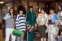 映画「海月姫」の場面写真。右端がアジアン馬場園。(c)2014映画「海月姫」製作委員会 (c)東村アキコ/講談社